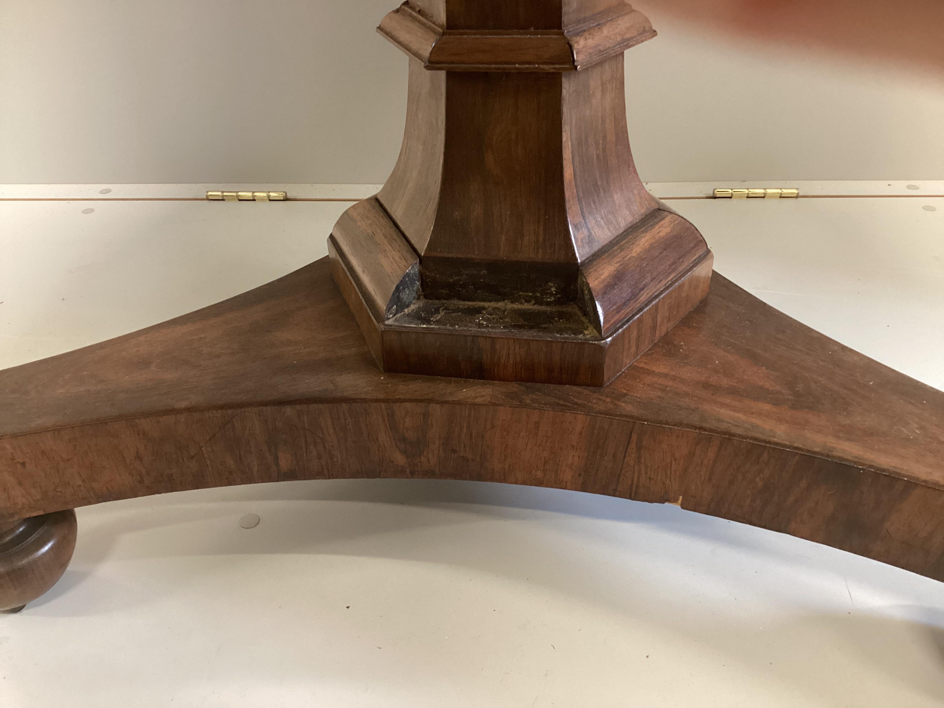 An early Victorian circular rosewood breakfast table, width 107cm, height 74cm